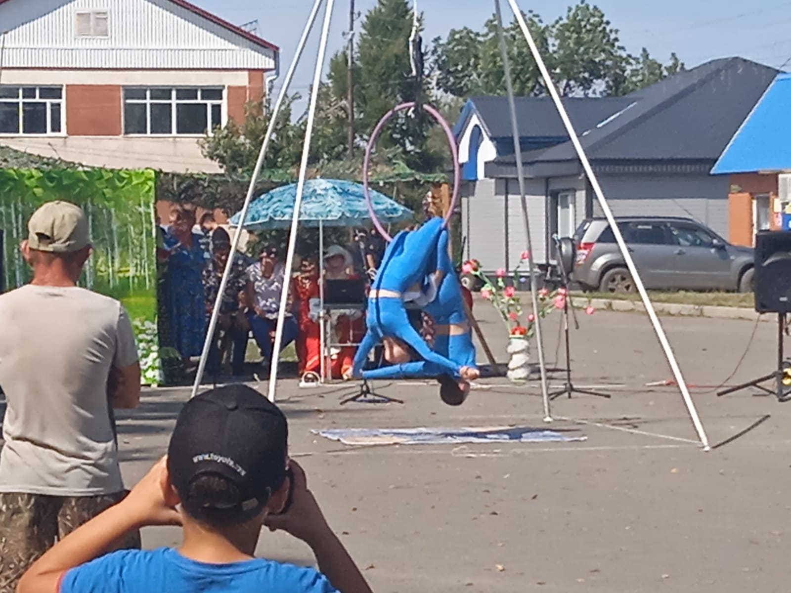 Выступление молодых талантов и выставка поделок.